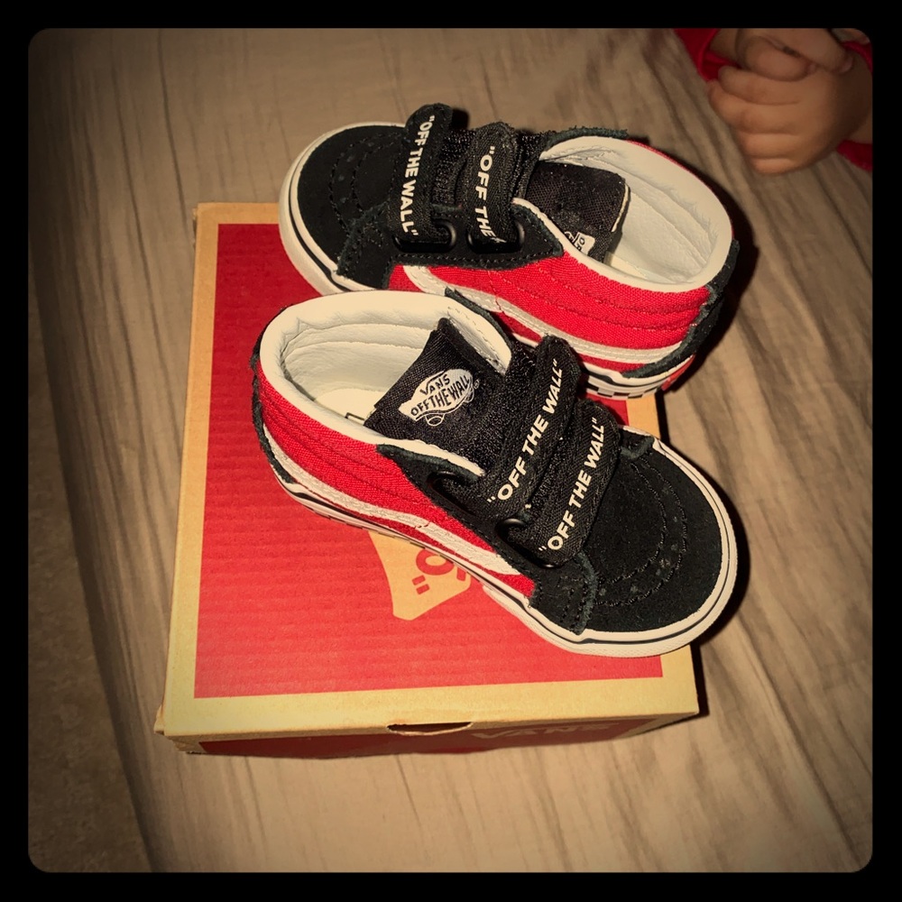 Almost NEW beautiful Vans size 4.5.